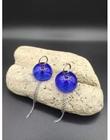 Boucle d'oreille en verre soufflée, fabriquée à la main de manière artisanale dans l'atelier de souffleur de verre
