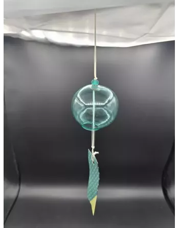 Les cloches à vent artisanales en verre se distinguent par leur élégance et leur sonorité unique.