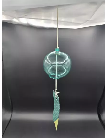 Les cloches à vent artisanales en verre se distinguent par leur élégance et leur sonorité unique.