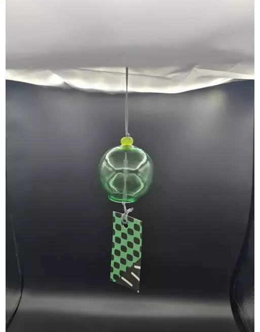 Les cloches à vent artisanales en verre donne harmonie dans la maison ou le jardin. Les cloches à vent artisanales en verre donne harmonie dans la maison ou le jardin.