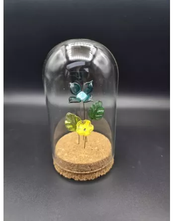 Les fleurs sous cloche sont des objets de décoration qui captivent par leur élégance et leur délicatesse
