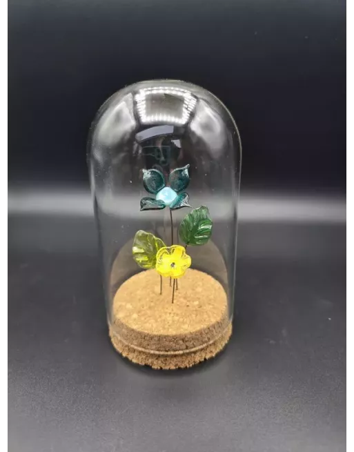 Les fleurs sous cloche sont des objets de décoration qui captivent par leur élégance et leur délicatesse Les fleurs sous cloche sont des objets de décoration qui captivent par leur élégance et leur délicatesse