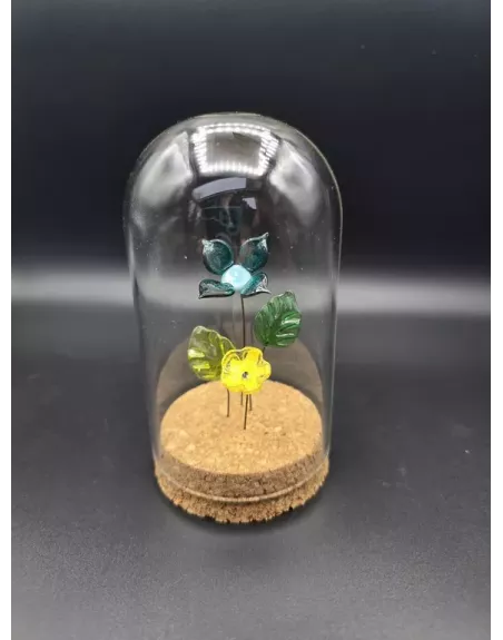 Les fleurs sous cloche sont des objets de décoration qui captivent par leur élégance et leur délicatesse