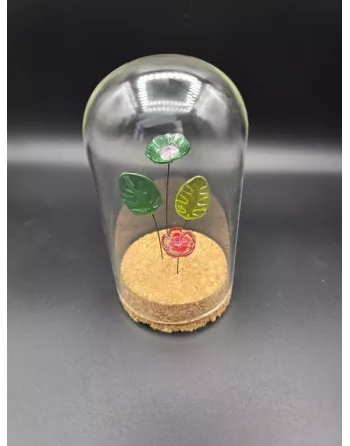 Adopter une fleur en verre sous cloche, c'est choisir une décoration durable qui ne se fane jamais.