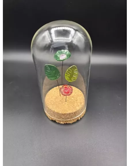 Adopter une fleur en verre sous cloche, c'est choisir une décoration durable qui ne se fane jamais.